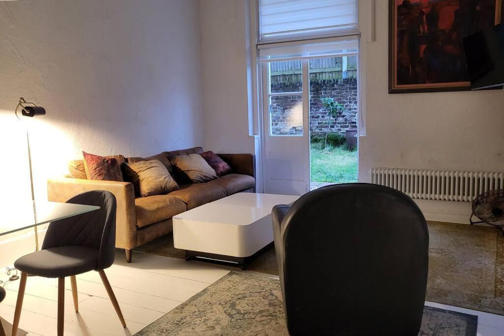 Apartment 3 Garden One Bed Flat - Great Location - Free Onsite Parking - Private - Comfortable